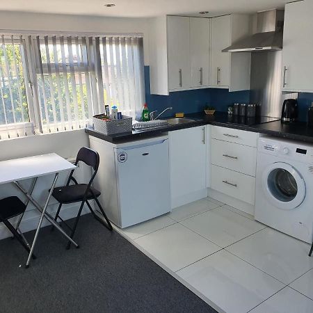Отель New Self Contained Flat,In Hayes, Free Parking Northolt  Экстерьер фото
