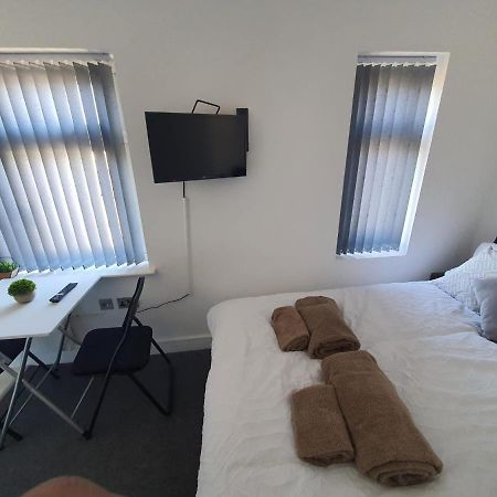 Отель New Self Contained Flat,In Hayes, Free Parking Northolt  Экстерьер фото