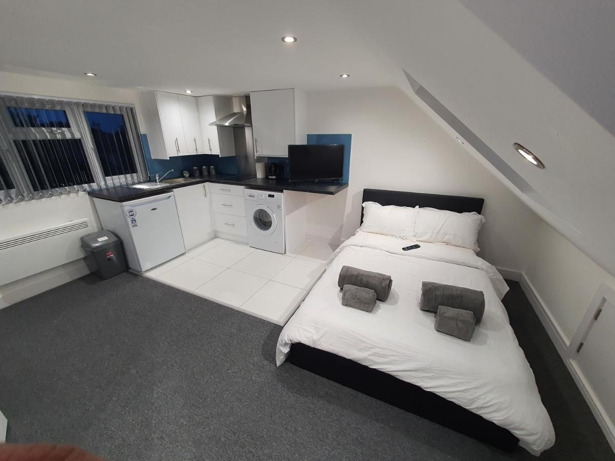 Отель New Self Contained Flat,In Hayes, Free Parking Northolt  Экстерьер фото