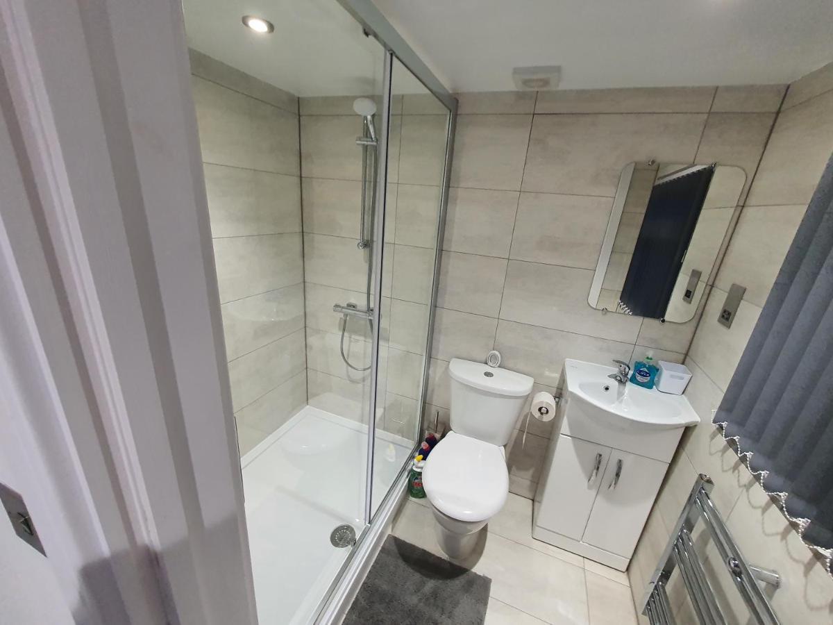 Отель New Self Contained Flat,In Hayes, Free Parking Northolt  Экстерьер фото