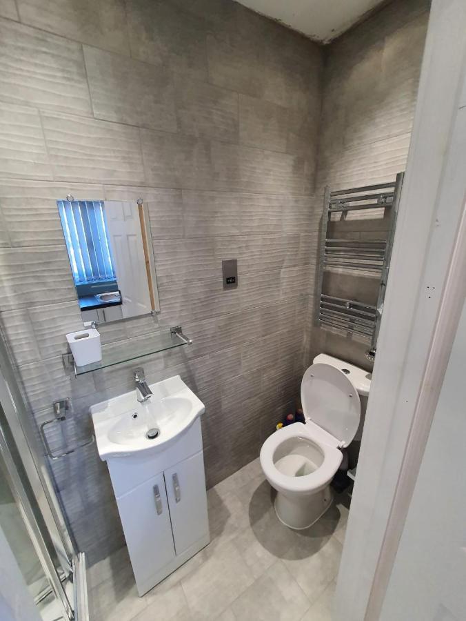 Отель New Self Contained Flat,In Hayes, Free Parking Northolt  Экстерьер фото