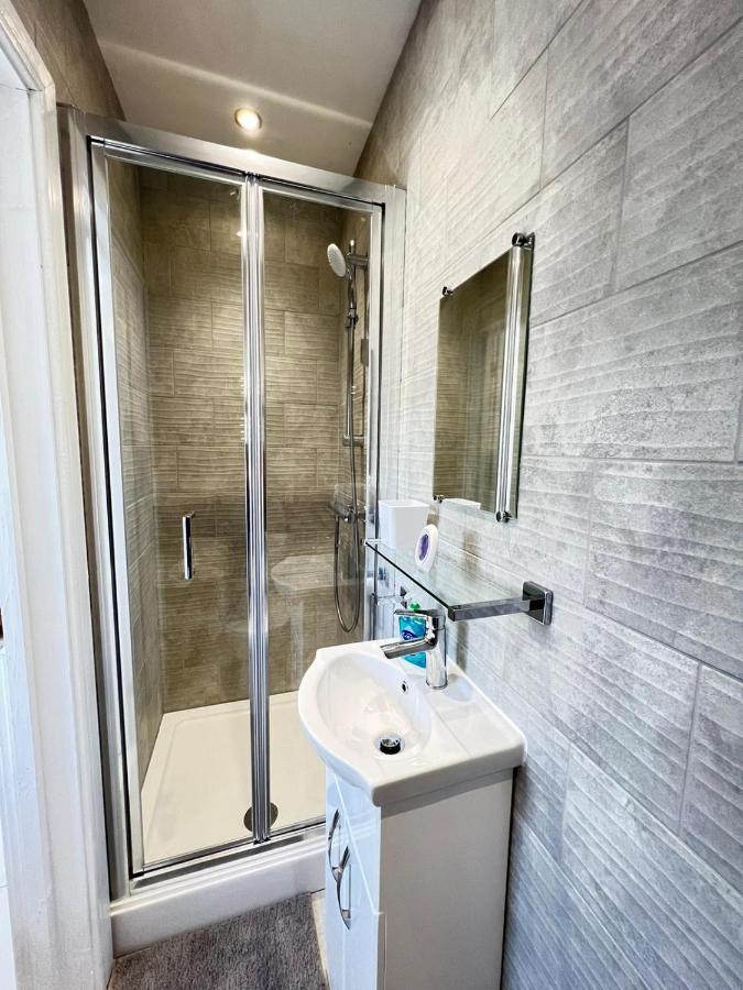 Отель New Self Contained Flat,In Hayes, Free Parking Northolt  Экстерьер фото