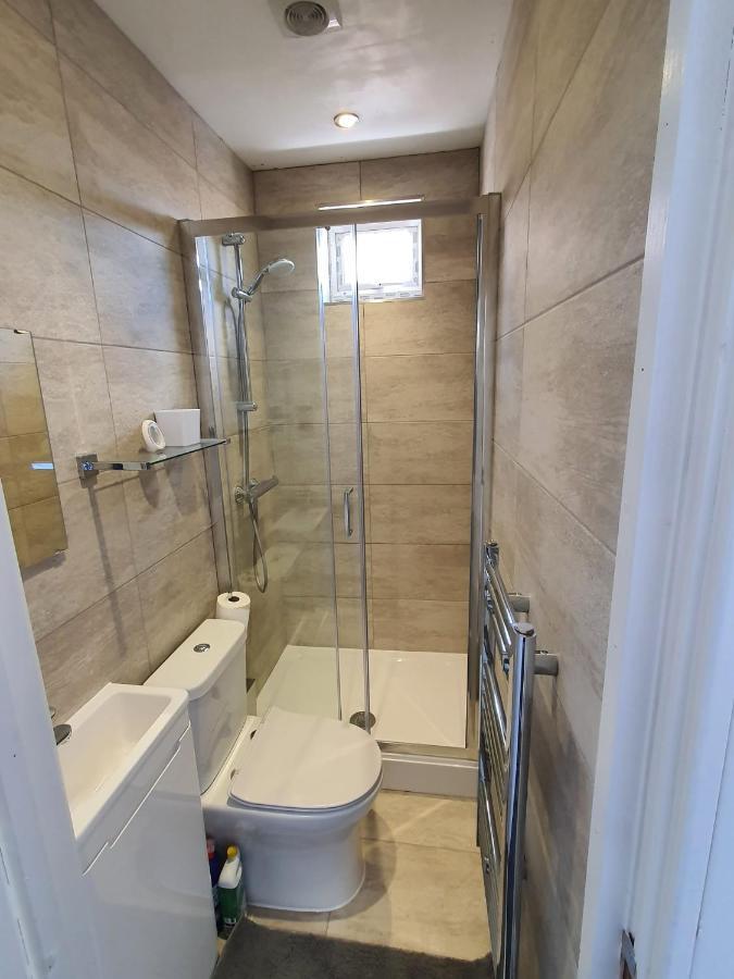 Отель New Self Contained Flat,In Hayes, Free Parking Northolt  Экстерьер фото