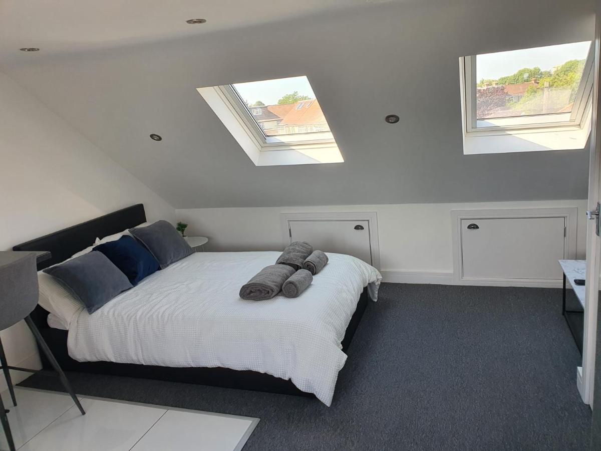 Отель New Self Contained Flat,In Hayes, Free Parking Northolt  Экстерьер фото