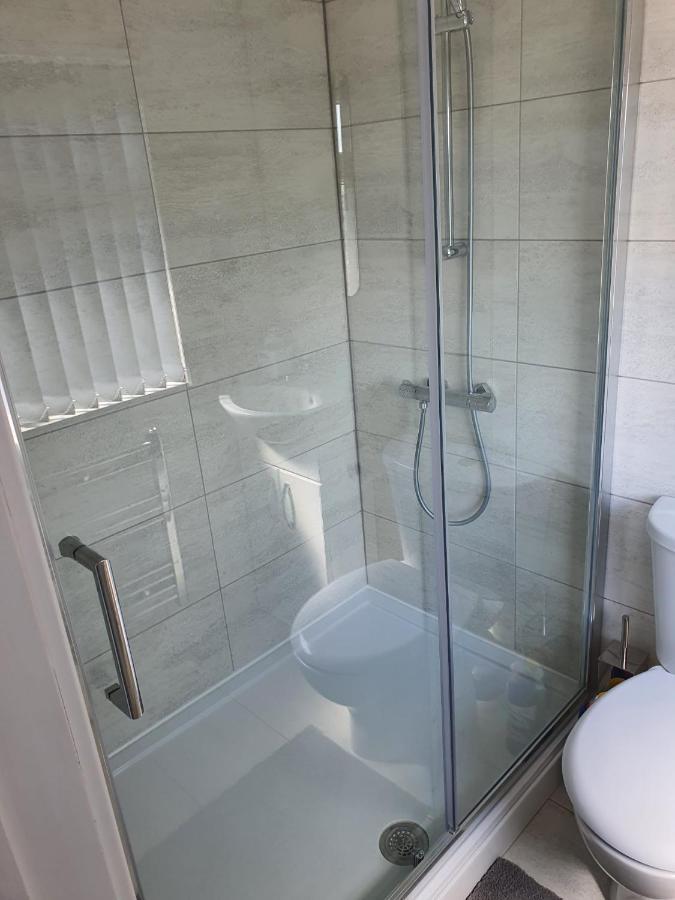 Отель New Self Contained Flat,In Hayes, Free Parking Northolt  Экстерьер фото