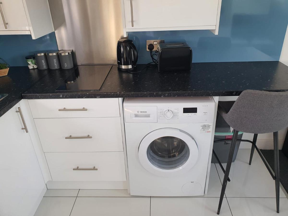 Отель New Self Contained Flat,In Hayes, Free Parking Northolt  Экстерьер фото