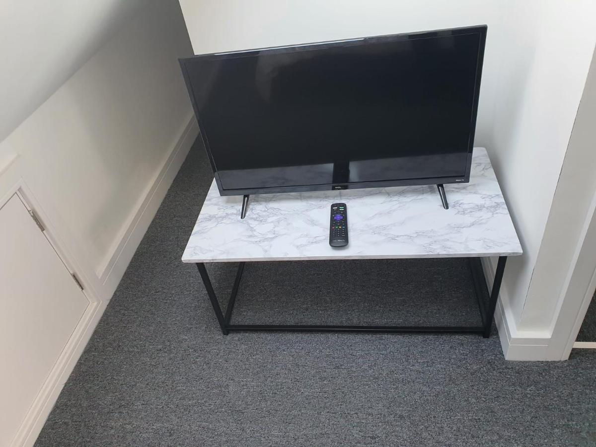 Отель New Self Contained Flat,In Hayes, Free Parking Northolt  Экстерьер фото