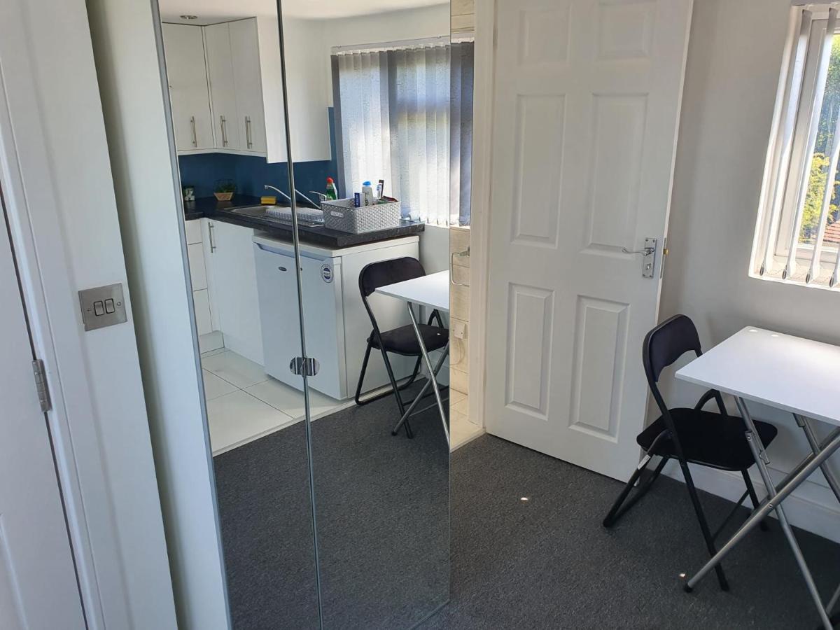 Отель New Self Contained Flat,In Hayes, Free Parking Northolt  Экстерьер фото