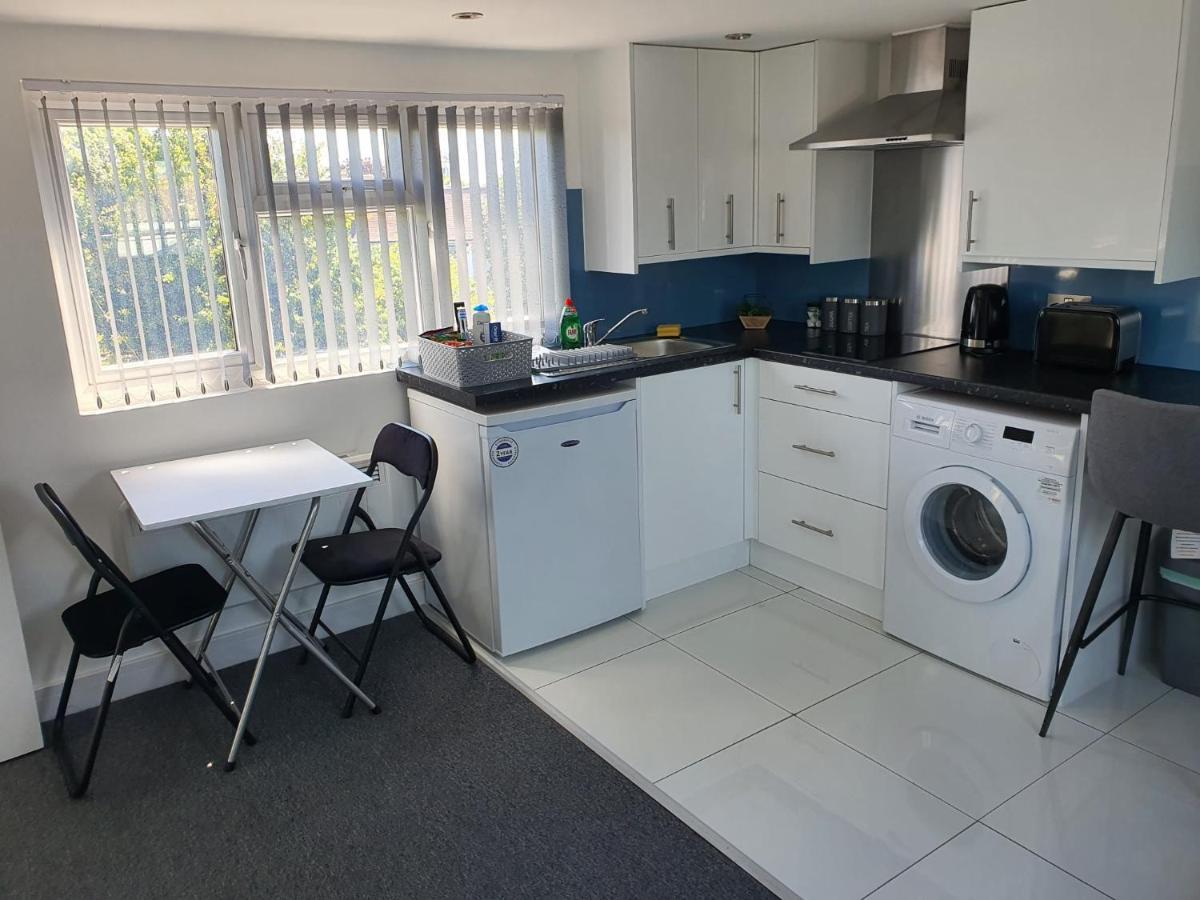 Отель New Self Contained Flat,In Hayes, Free Parking Northolt  Экстерьер фото