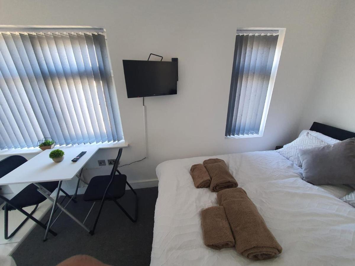 Отель New Self Contained Flat,In Hayes, Free Parking Northolt  Экстерьер фото