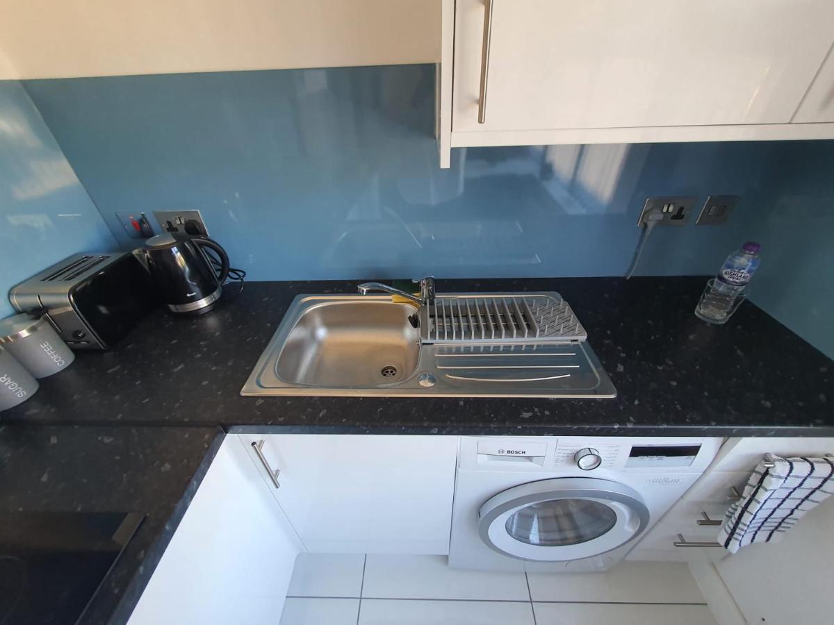 Отель New Self Contained Flat,In Hayes, Free Parking Northolt  Экстерьер фото