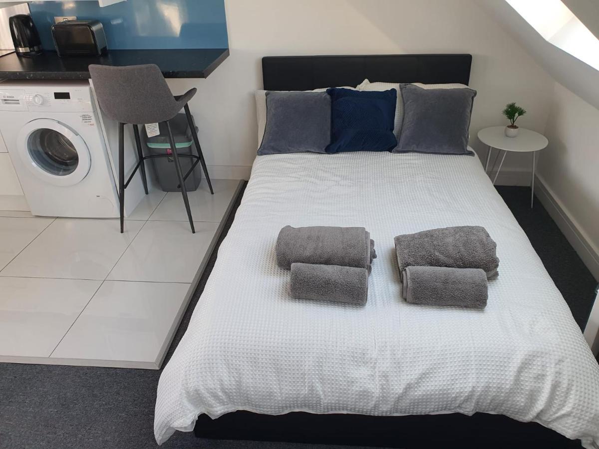 Отель New Self Contained Flat,In Hayes, Free Parking Northolt  Экстерьер фото