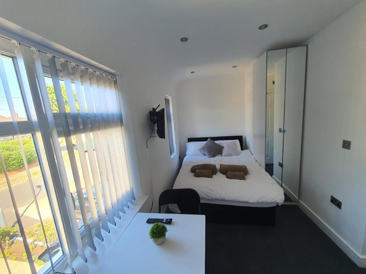 Отель New Self Contained Flat,In Hayes, Free Parking Northolt  Экстерьер фото
