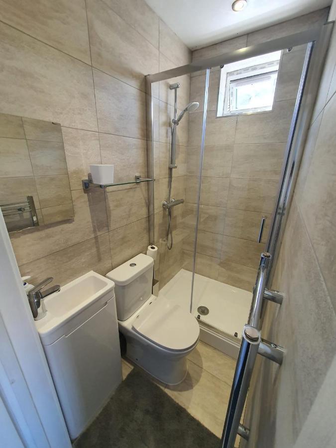 Отель New Self Contained Flat,In Hayes, Free Parking Northolt  Экстерьер фото