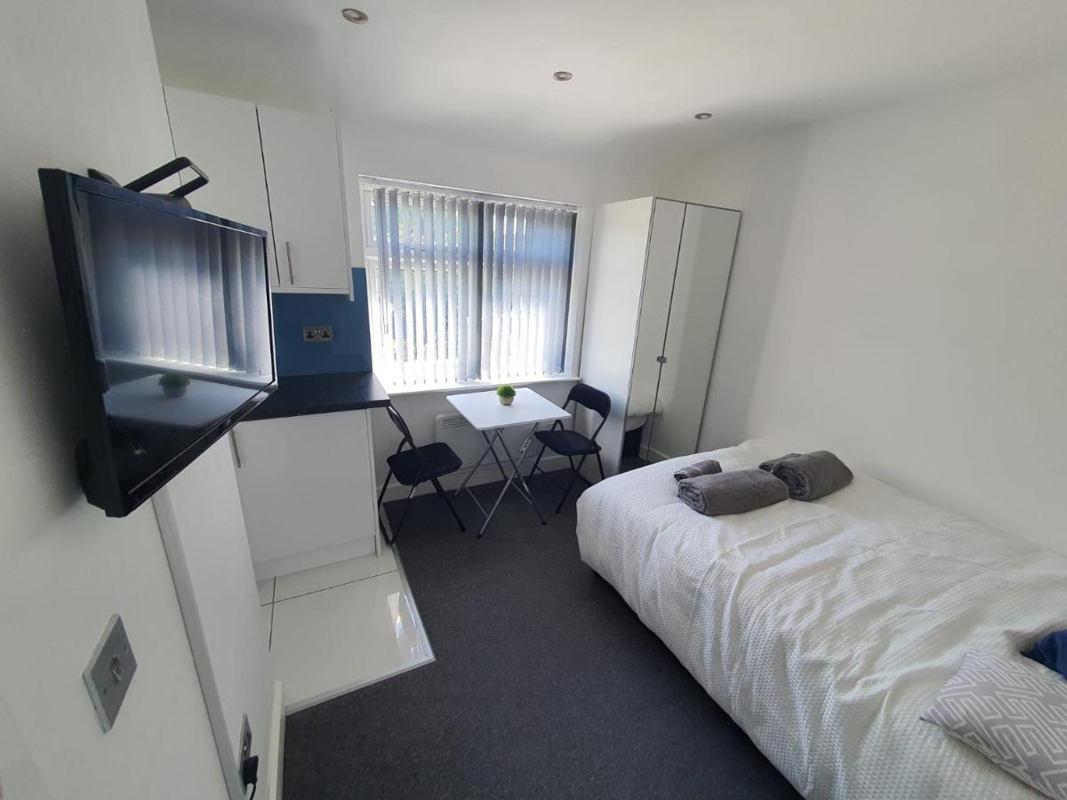 Отель New Self Contained Flat,In Hayes, Free Parking Northolt  Экстерьер фото