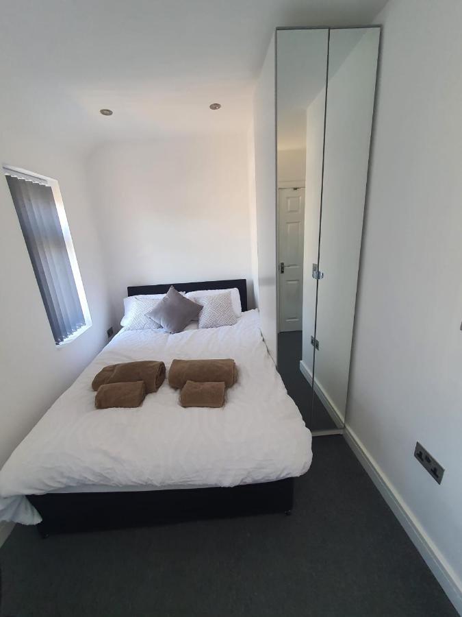 Отель New Self Contained Flat,In Hayes, Free Parking Northolt  Экстерьер фото